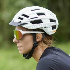 EOS Helmet Bluetooth Lumineux -Casques vélo Soldes Magasin casque velo musique bluetooth audio lumineux porte femme