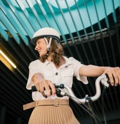 Closca Helmet Blanc -Casques vélo Soldes Magasin helmet white mesa de trabajo 1 581x600 1